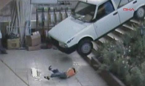 بالفيديو.. نجاة ثلاثة اشخاص من الموت بسبب شخص حاول الانتحار بالسيارة!