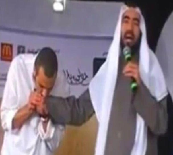 صورة: تقبيل الشقيري يد طارق السويدان يثير جدلاً واسعاً