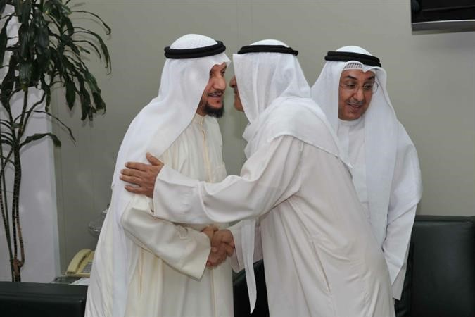 شريدة المعوشرجي مستقبلا احد المهنئين 
