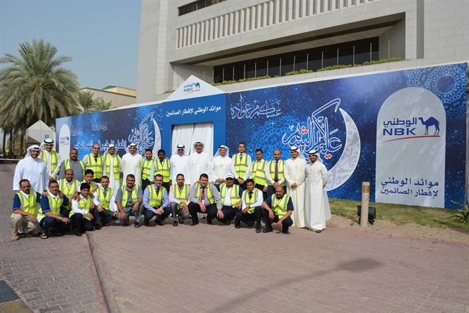 صورة جماعية لموظفي البنك الوطني المتطوعين مع قيادات البنك ﻿