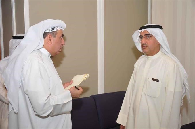 م عبد العزيز الابراهيم متحدثا الى الزميل فرج ناصر