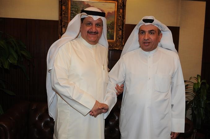 الكندري يتلقى تهنئة الزميل فرجناصر