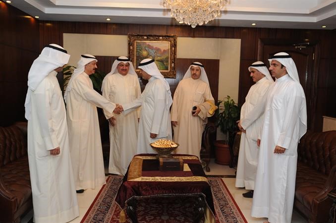 الوزير عيسى الكندري يتلقى التهاني من الزميل سامي النصف وعدد من المهنئين قاسم باشا