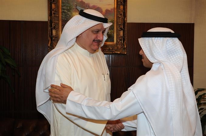  احد المهنئين يبارك للكندري