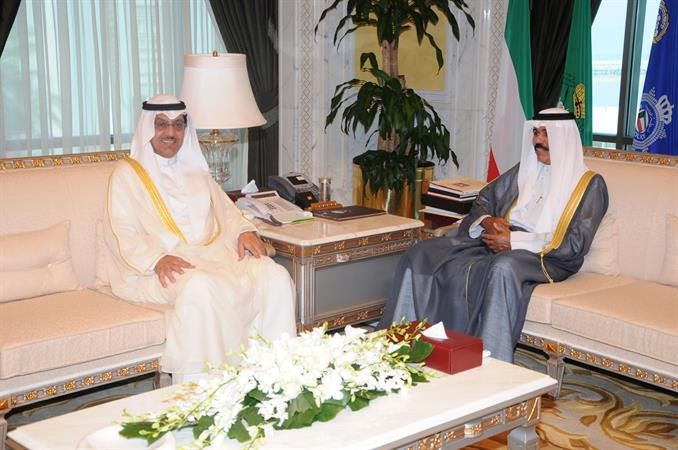 سمو نائب الامير وولي العهد الشيخ نواف الاحمد مستقبلا رئيس مجلس الامة بالانابة مبارك الخرينج 