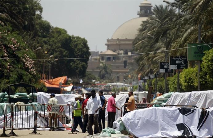 جانب من حالة الاستنفار الامني بين انصار الرئيس مرسي المعتصمين بميدان النهضة امس رويترز 