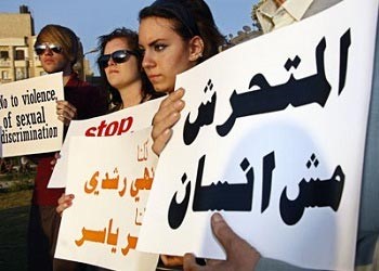 «تحرش بالمتحرش».. حملة مصرية تبتكر جزاءً من جنس العمل