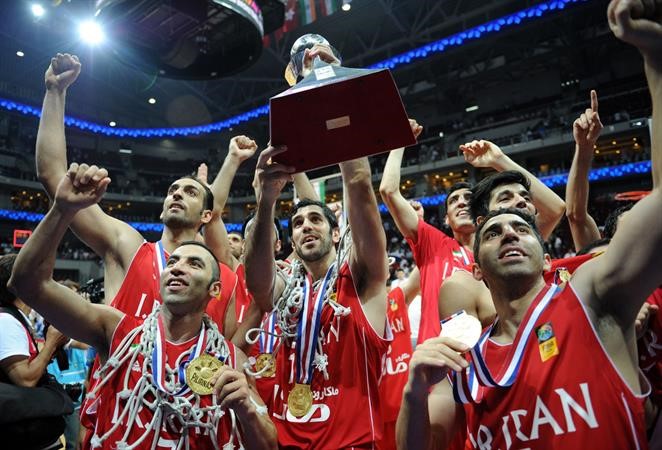 لاعبو منتخب ايران يحتفلون بالحصول على لقب بطولة اسيا افپ