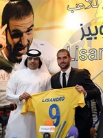 مهاجم الغرافة الجديد ليساندرو لوبيز الى جانب الشيخ حمد بن محمد افپ