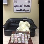 والمواطن وامامه المضبوطات والمبلغ الذي كان بحوزته