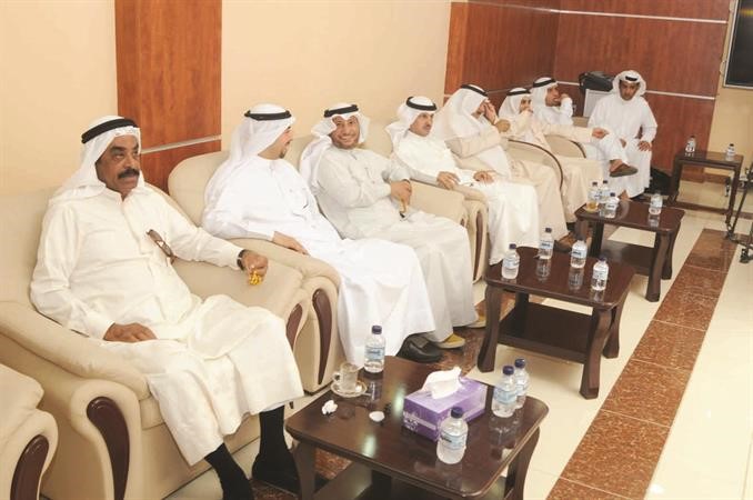 الزميل محمد الحفيتي مع المهنئين 