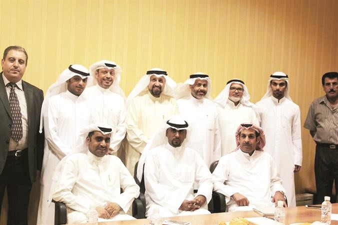 ممثلو تعاونيات اليرموك والسرة وقرطبة والبلدية خلال الاجتماع﻿