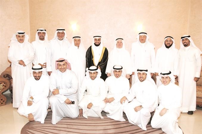المعرس دجمال الزنكي مع عدد من الحضور في لقطة تذكارية﻿