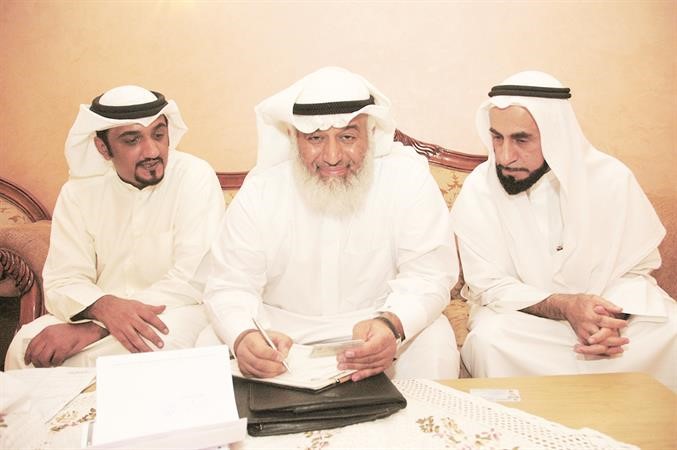 دجمال الزنكي مع احمد العصفور وفهد السليم اثناء عقد القران	انور الكندري﻿
