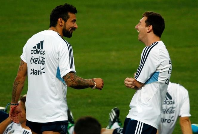 ميسي ضاحكا في تدريبات منتخب الارجنتين الاخيرة قبل مواجهة ايطاليا رويترز