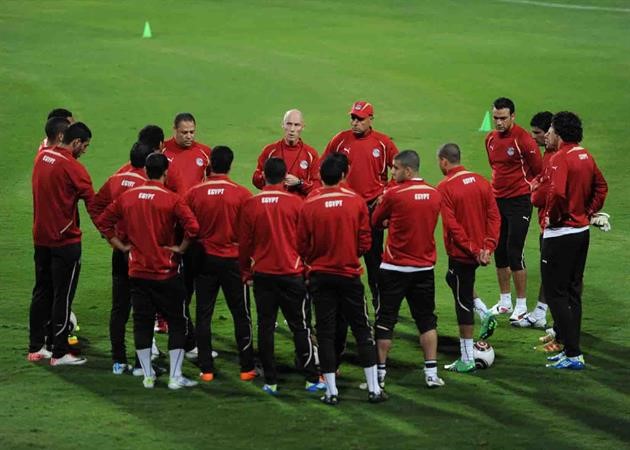 مدرب مصر بوب برادلي يتحدث مع اللاعبين﻿