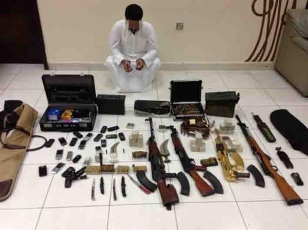 المتهم وامامه ترسانة الاسلحة﻿