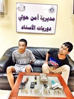 الشابان وامامهما المضبوطات