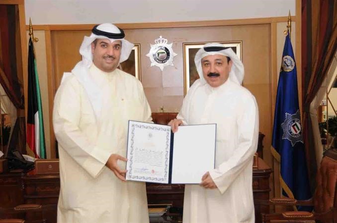 الشيخ مشعل الجابر مكرما العميد رشيد اللوغاني﻿