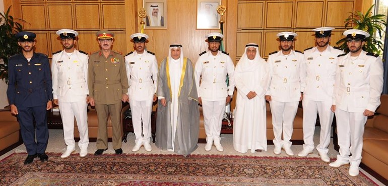 الشيخ خالد الجراح متوسطا الضباط الذين تمت ترقيتهم