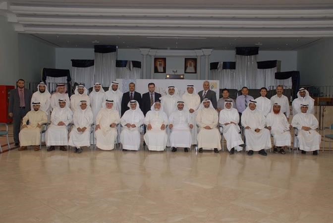 د عبدالمحسن الجارالله الخرافي مع عدد من موظفي امانة الاوقاف
