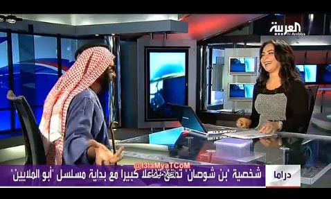 بالفيديو .. ممثل إماراتي يتغزل بمذيعة "العربية" سهير القيسي على الهواء: انتي بروحج ناقة مزيونة