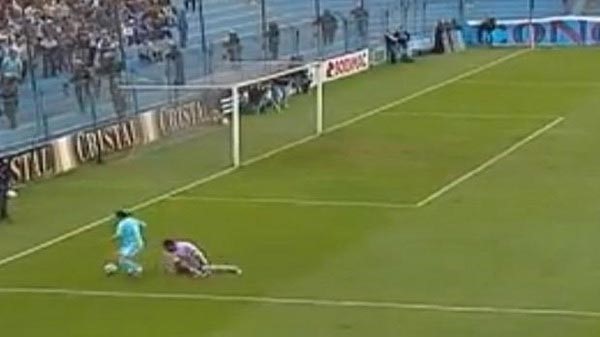  "حارس مرمى".. يرتكب أسوأ خطأ في التاريخ