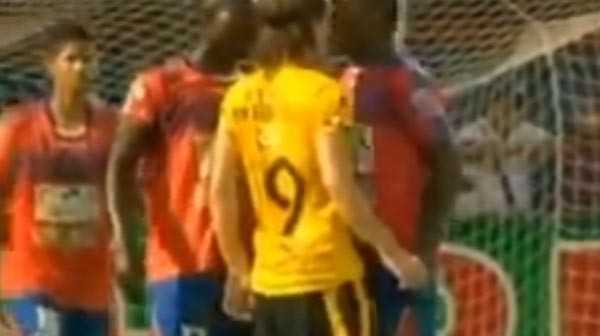 بالفيديو.. مدافع متهوّر يحاول "قضم" أنف لاعب "برشلوني"