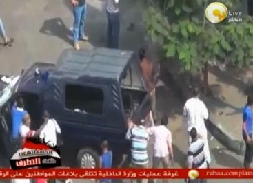 بالفيديو.. ضابط مصري يتعرض لضرب مبرح والدماء تسيل من وجهه