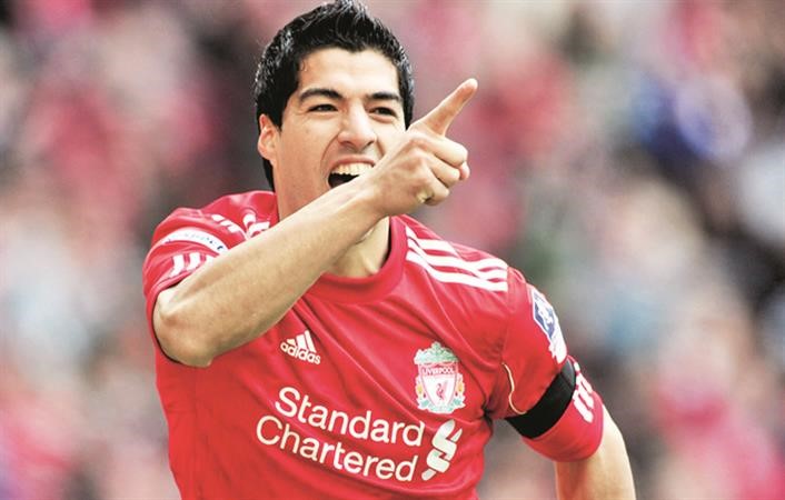 نجم ليفربول لويس سواريز باق مع الفريق