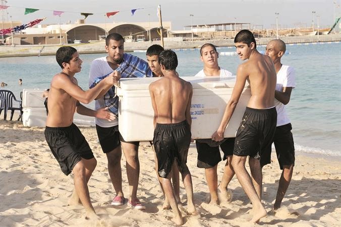 تعاون بين الشباب لتجهيز متطلبات الرحلة﻿