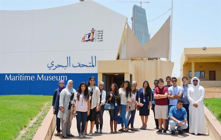  صورة جماعية للمتدربين في برنامج الوطني للتدريب الصيفي خلال زيارتهم الميدانية الى المتحف البحري ﻿