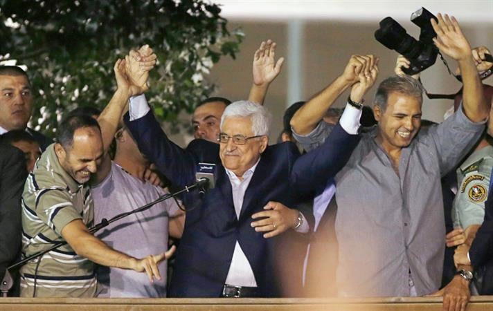 الرئيس الفلسطيني محمود عباس خلال استقبال الاسرى المحررين في رام الله مساء امس الاول رويترز 