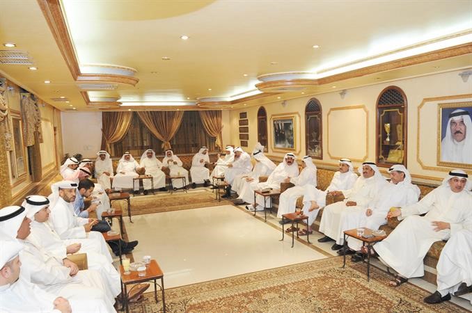 جانب من الحضور في ديوان المندي	 قاسم باشا﻿