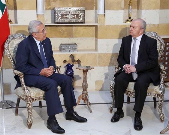 الرئيس سليمان مستقبلا سفير تركيا لدى لبنان انان اوزيلديز في المقر الرئاسي الصيفي بقصر بيت الدينمحمود الطويل 