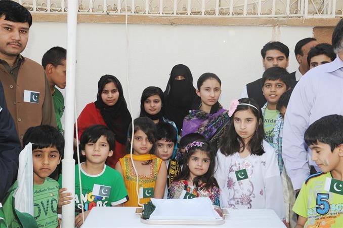 جانب من ابناء الجالية الباكستانية المشاركين في الاحتفال برفع العلم﻿