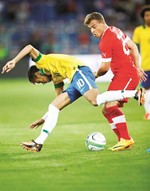 نيمار سقط مع منتخب بلاده امام سويسرا رويترز