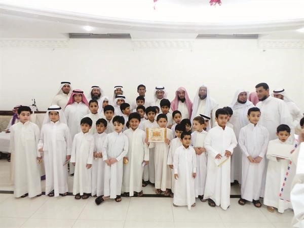 رئيس اللجنة يتوسط المكرمين﻿