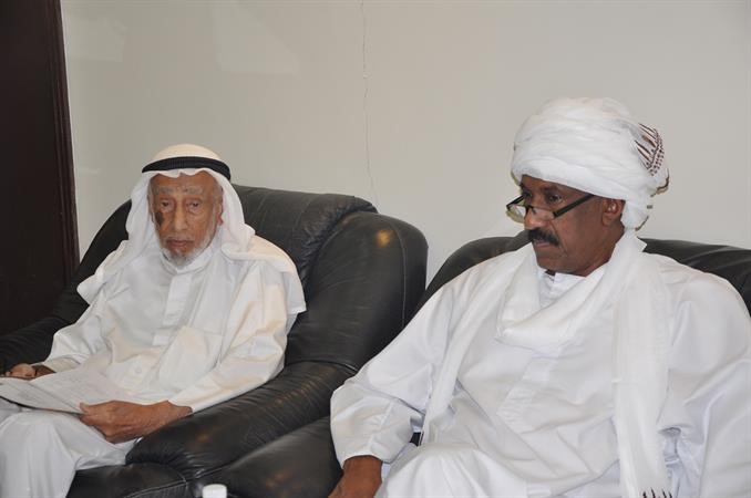 العم يوسف الحجي اثناء لقائه السفير السوداني﻿