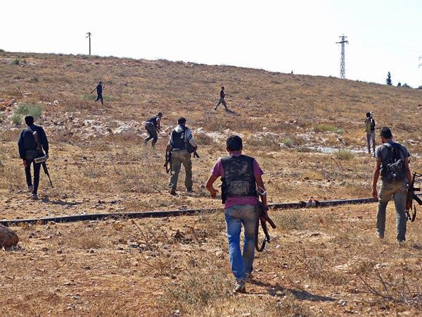 صورة بثها ناشطون لمقاتلي الجيش الحر خلال توجههم لتحرير كتيبة الهجانة في درعا امس 