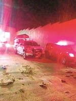 رجال الاطفاء خلال تعاملهم مع الحادث﻿