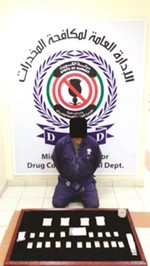 الاسيوي وامامهالهيروين والحبوب﻿
