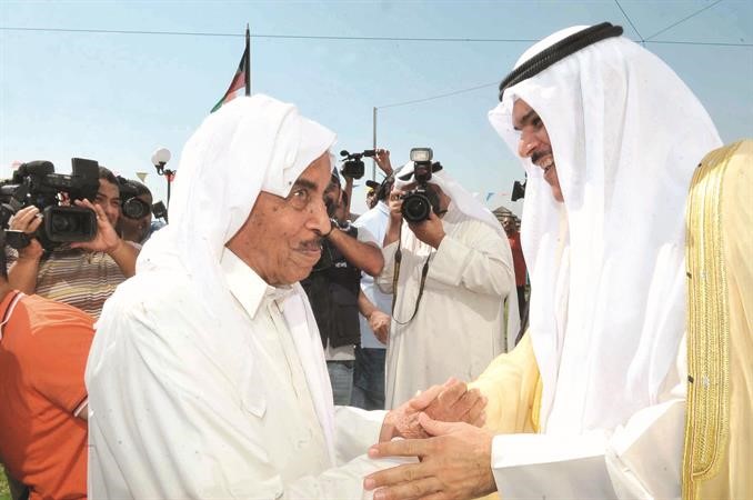 الشيخ سلمان الحمود مصافحا النوخذة خليفة الراشد