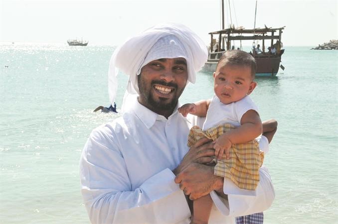 احد الغواصين مودعا ابنه