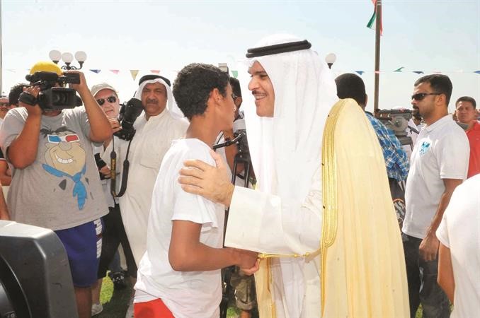 الشيخ سلمان الحمود يصافح المشاركين في الرحلة