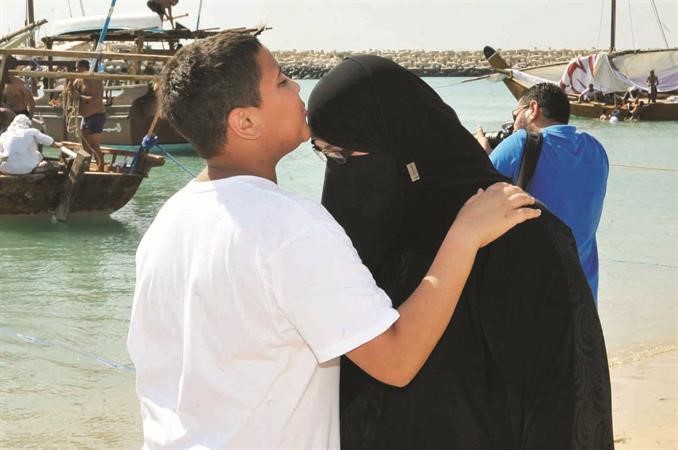 قبلة على راس الوالدة