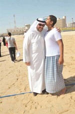 مشارك في الرحلة يودع احد اقربائة