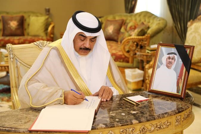 الشيخ صباح الخالد يقدم واجب العزاء في وفاة السفير الاماراتي دعلي بن شكر