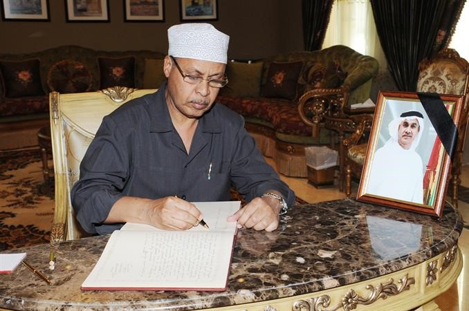 السفير الصومالي يسجل تعازيه 