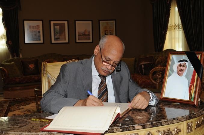 السفير المصري معزيا قاسم باشا